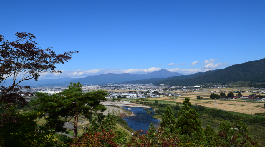 宗像神社より望む会津磐梯山と会津盆地の景色